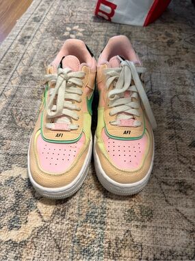 Nike  Low-Top airforce 1 Sneakers in Pink, Peach & Green